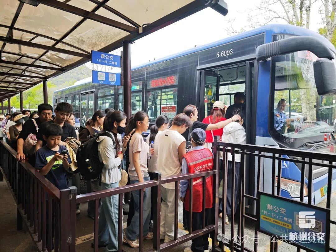 景區(qū)客流不斷 祭掃出行有序 | 杭州公交把守護(hù)每一程出行路寫進(jìn)春風(fēng)里！